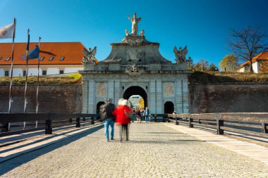 Alba Iulia, Romanya - 20 Ekim 2024: Alba-Carolina Kalesi ana girişi. Güneşli bir gün, açık bir gökyüzü.