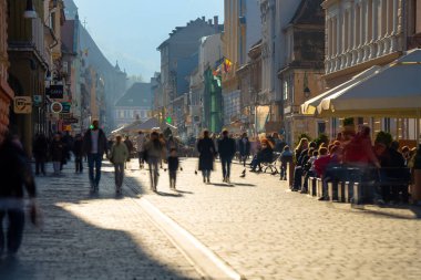 Brasov, Romanya - 22 Ekim 2024: Brasov 'da Bustling Strada Republicii: Romanya' nın Kalabalık Merkezinin Günışığı Altındaki Sahneler.