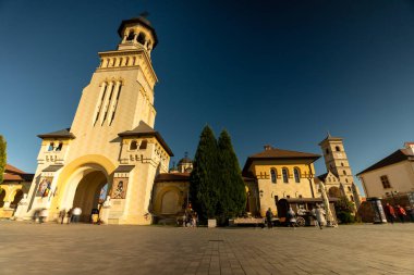 Alba Iulia, Romanya - 20 Ekim 2024: Poarta Regelui katedrali yakınlarındaki insanlar.