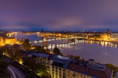 Budapeşte, Macaristan - 05 Ekim 2024: Budapeşte 'de Gün Doğumu: Buda Tepelerinden Bir Görüş.
