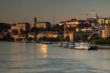 Budapeşte, Macaristan - 22 Eylül 2024: Budapeşte 'deki Margit Köprüsü' nden Budin 'in büyüleyici Gün Doğumu Görünümü.