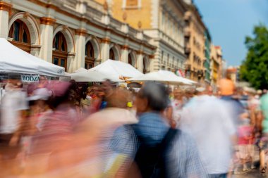 Budapeşte, Macaristan - 20 Ağustos 2024: Budapeşte 'de Meşgul Yemek Festivali Yerel ve Uluslararası Yiyecekleri Çekiyor. Eğim kaydırma lensi.