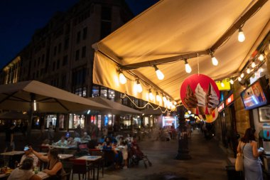 Budapeşte, Macaristan: Sıcak Yaz Gecesinde Budapeşte 'de Dondurma Büfesi.