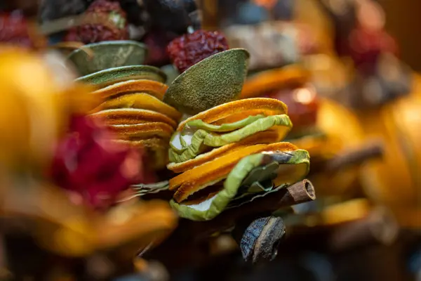 Budapeşte, Macaristan - 15 Kasım 2024: Renkli ve aromatik meyve dekoru. Vorosmarty Meydanı Noel Pazarı. Makro çekim.