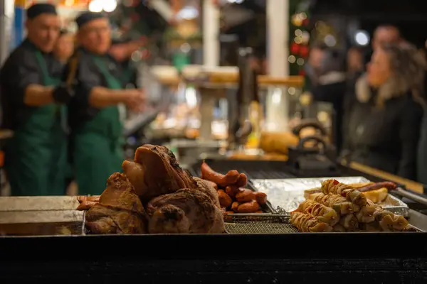 Budapeşte, Macaristan - 15 Kasım 2024: Izgara Şiş ve Sosis Pişirme. Vorosmarty Meydanı Noel Pazarı.