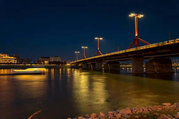 Budapeşte, Macaristan - 05 Eylül 2024: Budapeşte 'de Tuna Nehri üzerindeki Aydınlanmış Köprü.