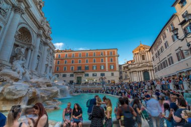 Roma, İtalya - 28 Mayıs 2024: Roma 'daki Trevi Çeşmesi' nde Turist kalabalığı.