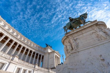 Roma, İtalya - 28 Mayıs 2024: Ulusal Anıt Vittoriano veya Altare della Patria, Anavatan Sunağı. Aşağıdan yukarıya görünüm.