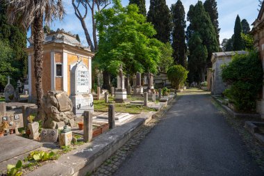 Roma, İtalya - 29 Mayıs 2024: Roma 'daki Verano Anıtsal Mezarlığındaki Karanlık Mezar.