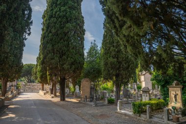Roma, İtalya - 29 Mayıs 2024: Tarihi Verano Anıtı Mezarlığındaki Resim Geçidi.