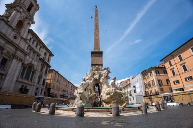 Roma, İtalya - 29 Mayıs 2024: Mısır dikili Dört Nehir Çeşmesi ve ünlü Piazza Navona Meydanı üzerinde Sant Agnese Kilisesi.