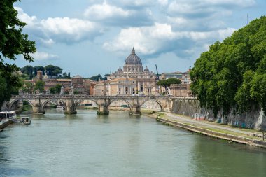 Roma, İtalya - 29 Mayıs 2024: Tiber Nehri 'nin karşısındaki Aziz Peter Bazilikası.