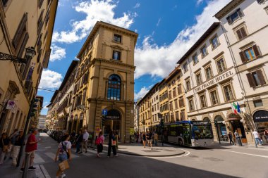 Floransa, İtalya - 31 Mayıs 2024: Via Panzani ve Via dei Banchi 'nin kesişimi.