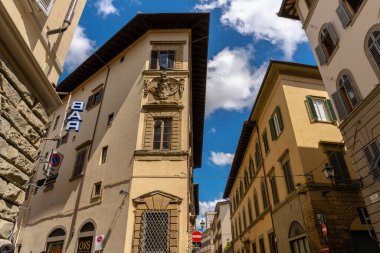 Floransa, İtalya - 31 Mayıs 2024: Büyüleyici Köşe Evi: Floransa 'nın Mimarisinin Bir Parçası.