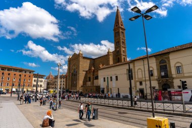 Floransa, İtalya - 31 Mayıs 2024: Piazza della Stazione. Arka planda Santa Maria Novella Bazilikası.