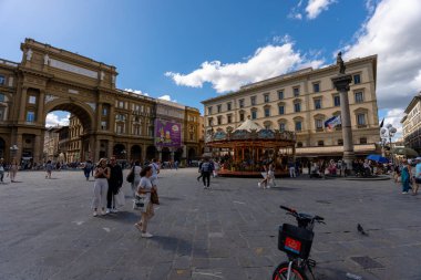 Floransa, İtalya - 31 Mayıs 2024: Cumhuriyet Meydanı Zafer Kemeri Altında Geçiş.