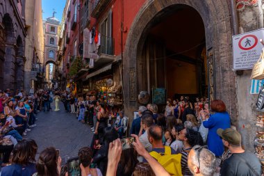 Napoli, İtalya - 23 Mayıs 2024: Napoli 'de Moda Gösterisi İçin Kalabalık Toplanıyor: Telefonlar ve Kameralar Hazır.