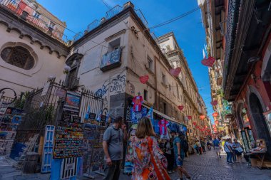 Napoli, İtalya - 23 Mayıs 2024: Napoli, İtalya - 23 Mayıs 2024: Napoli 'deki Charming Turist Caddesi Asılı Kalpler ile Adlandırıldı.