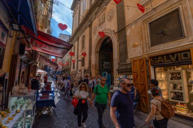 Napoli, İtalya - 23 Mayıs 2024: Napoli 'nin Dar Sokaklarının Kalbinde Gezgin Turistler.