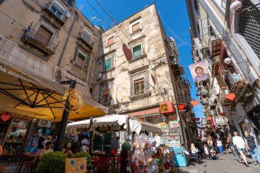 Napoli, İtalya - 23 Mayıs 2024: Napoli 'de Charming Cafes Lining a Picturesque Street. Aşağıdan yukarıya görünüm.