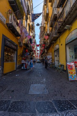 Napoli, İtalya - 23 Mayıs 2024: Napoli 'de Büyüleyici Turizm Sokağı Asılı Kalpler ile süslendi.