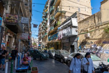 Napoli, İtalya - 23 Mayıs 2024: Napoli 'de Resimli Cadde' de Rahibeler Dolaşıyor.