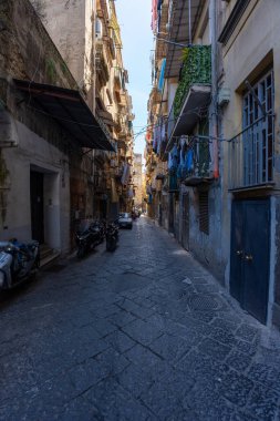 Napoli, İtalya - 23 Mayıs 2024: Napoli 'nin Karanlık Geçidi Sessizlik ve Gölgelerle Gizlendi.