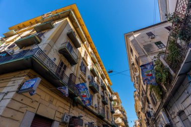 Napoli, İtalya - 23 Mayıs 2024: Napoli 'nin Özünü Yakalamak: Aşağıdan yukarıya Geniş Açı Görünüm.