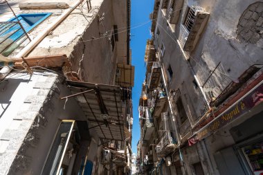 Napoli, İtalya - 23 Mayıs 2024: Napoli 'nin Özünü Yakalamak: Aşağıdan yukarıya Geniş Açı Görünüm.