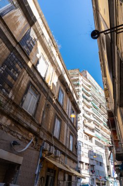 Napoli, İtalya - 23 Mayıs 2024: Napoli 'nin Özünü Yakalamak: Aşağıdan yukarıya Geniş Açı Görünüm.