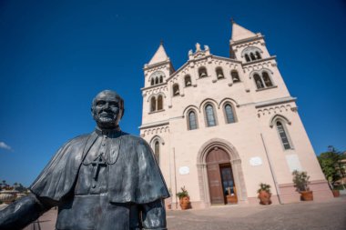 Messina, İtalya - 22 Mayıs 2024: Santuario Parrocchia S.Maria Di Montalto yakınlarındaki Giovanni Paolo Anıtı