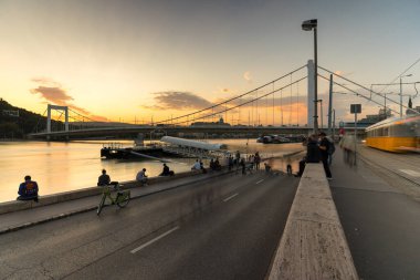 Budapeşte, Macaristan - 18 Eylül 2024: Budapeşte 'de Erzsebet Köprüsü Altındaki Karayolu Tuna Nehri' Boris Fırtınası 'ndan Sonra Yükseliyor.