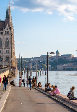 Budapeşte, Macaristan - 19 Eylül 2024: Budapeşte 'de Tuna Nehri' nin kenarında toplanan insanlar 'Boris Tufanı' nın akıbetine tanık oldular. Arka planda Buda Kalesi.