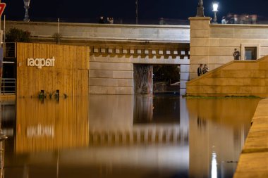 Budapeşte, Macaristan - 18 Eylül 2024: Budapeşte 'de Zincirli Köprü Altında Sel Altında Bir Tünelin Uzun Maruz Kalma Gecesi Çekimi,' Boris Fırtınası 'ndan Sonra Tuna Nehri Kabarıyor.