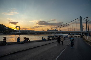 Budapeşte, Macaristan - 18 Eylül 2024: Budapeşte 'deki Erzsebet Köprüsü Altındaki Otoyolu Tuna Nehri' Boris Fırtınası 'ndan Sonra Yükseliyor. Akşam çekimi..