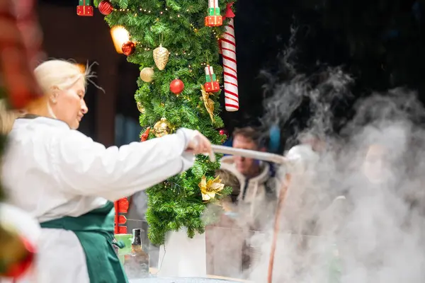 Budapeşte, Macaristan - 15 Kasım 2024: Vorosmarty Square Christmas market. Budapeşte 'de Geleneksel Sıcak Şarap - Bir Noel Pazarı Vurgusu.
