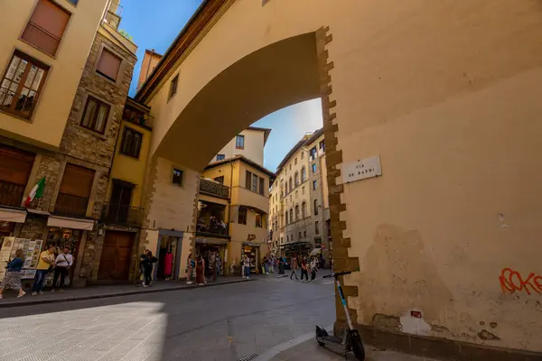 Floransa, İtalya - 31 Mayıs 2024 Via de 'Bardi: Floransa' nın Caddelerinin Kalbi.