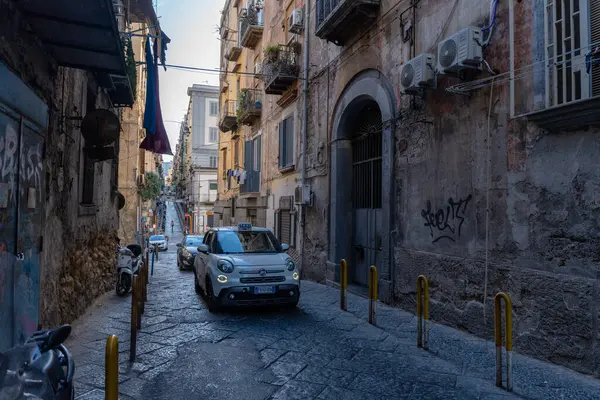 Napoli, İtalya - 23 Mayıs 2024: Napoli 'nin Tarihi Geçitleri.