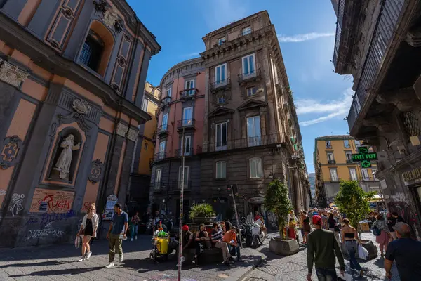 Napoli, İtalya - 23 Mayıs 2024: Yürüyen Güzel: Napoli 'nin Mimari Mirasını Keşfetmek.