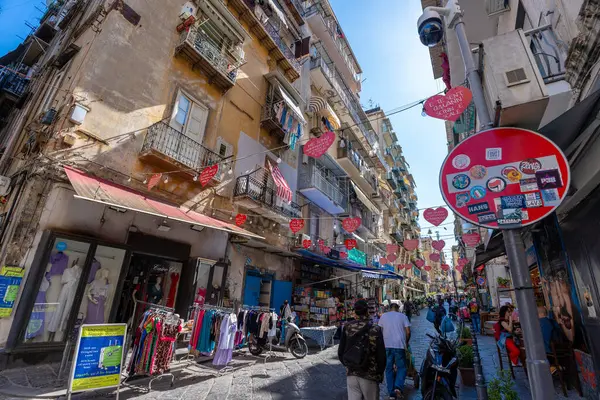 Napoli, İtalya - 23 Mayıs 2024: Napoli 'nin Dar Sokaklarının Kalbinde Gezgin Turistler.