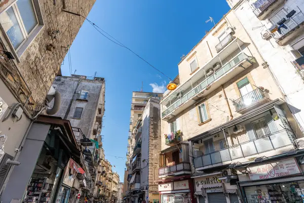 Napoli, İtalya - 23 Mayıs 2024: Napoli 'nin Özünü Yakalamak: Aşağıdan yukarıya Geniş Açı Görünüm.