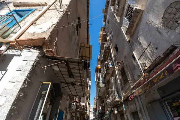 Napoli, İtalya - 23 Mayıs 2024: Napoli 'nin Özünü Yakalamak: Aşağıdan yukarıya Geniş Açı Görünüm.