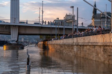 Budapeşte, Macaristan - 18 Eylül 2024: Budapeşte 'deki Erzsebet Köprüsü Altındaki Otoyolu Tuna Nehri' Boris Fırtınası 'ndan Sonra Yükseliyor. Akşam çekimi..