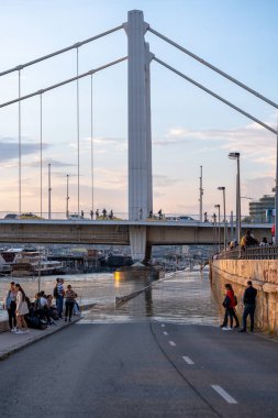 Budapeşte, Macaristan - 18 Eylül 2024: Budapeşte 'deki Erzsebet Köprüsü Altındaki Otoyolu Tuna Nehri' Boris Fırtınası 'ndan Sonra Yükseliyor. Akşam çekimi..