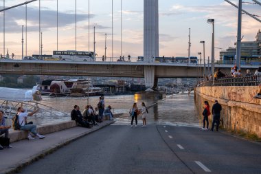 Budapeşte, Macaristan - 18 Eylül 2024: Budapeşte 'deki Erzsebet Köprüsü Altındaki Otoyolu Tuna Nehri' Boris Fırtınası 'ndan Sonra Yükseliyor. Akşam çekimi..