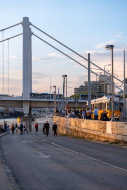 Budapeşte, Macaristan - 18 Eylül 2024: Budapeşte 'deki Erzsebet Köprüsü Altındaki Otoyolu Tuna Nehri' Boris Fırtınası 'ndan Sonra Yükseliyor. Akşam çekimi..