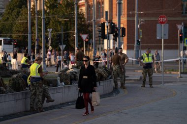 Budapeşte, Macaristan - 18 Eylül 2024: Budapeşte 'de Sel Hazırlıkları:' Boris Fırtınasından Sonra Yükselen Sulara Karşı Kum Torbalarını Yükselen Sulara Karşı Askeri Kuvvetler Doldurdu.