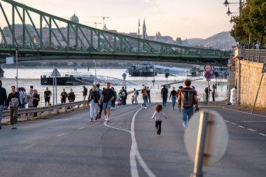 Budapeşte, Macaristan - 18 Eylül 2024: Budapeşte 'deki Özgürlük Köprüsü Altındaki Otoyol' Boris Fırtınası Sonrası Yükselen Tuna Nehri tarafından sular altında kalırken İnsanlar İzliyor.