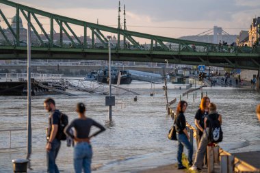 Budapeşte, Macaristan - 18 Eylül 2024: Budapeşte 'deki Özgürlük Köprüsü Altındaki Otoyol' Boris Fırtınasından Sonra Yükselen Tuna Nehri tarafından sular altında kalırken İnsanlar İzliyor. Yüzler bulanık.