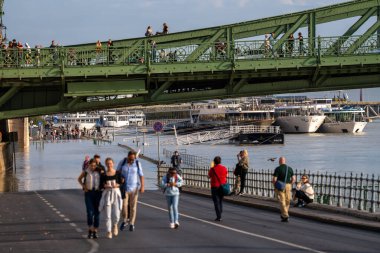 Budapeşte, Macaristan - 18 Eylül 2024: Tuna Nehri taştı. Tuna 'nın Fırtına Sonrası Borisi' ni takiben Özgürlük Köprüsü Altındaki Sel Altındaki Otoyolu İzleyiciler İzlemek İçin Budapeşte 'de Toplanıyor.